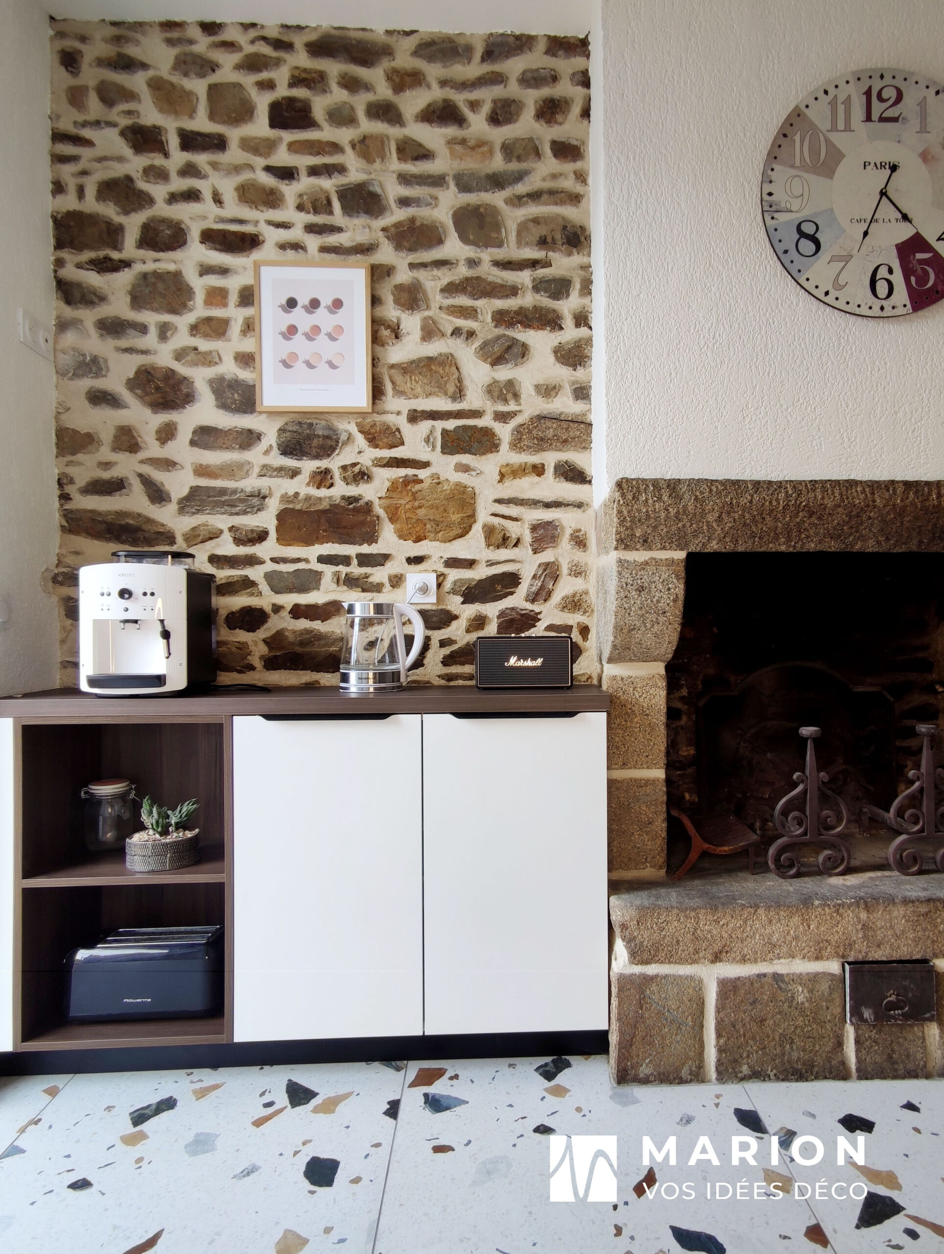 ilot-central-verriere-bois-sur-mesure Cuisine blanche style campagne chic avec mur en pierres apparentes et plan de travail bois