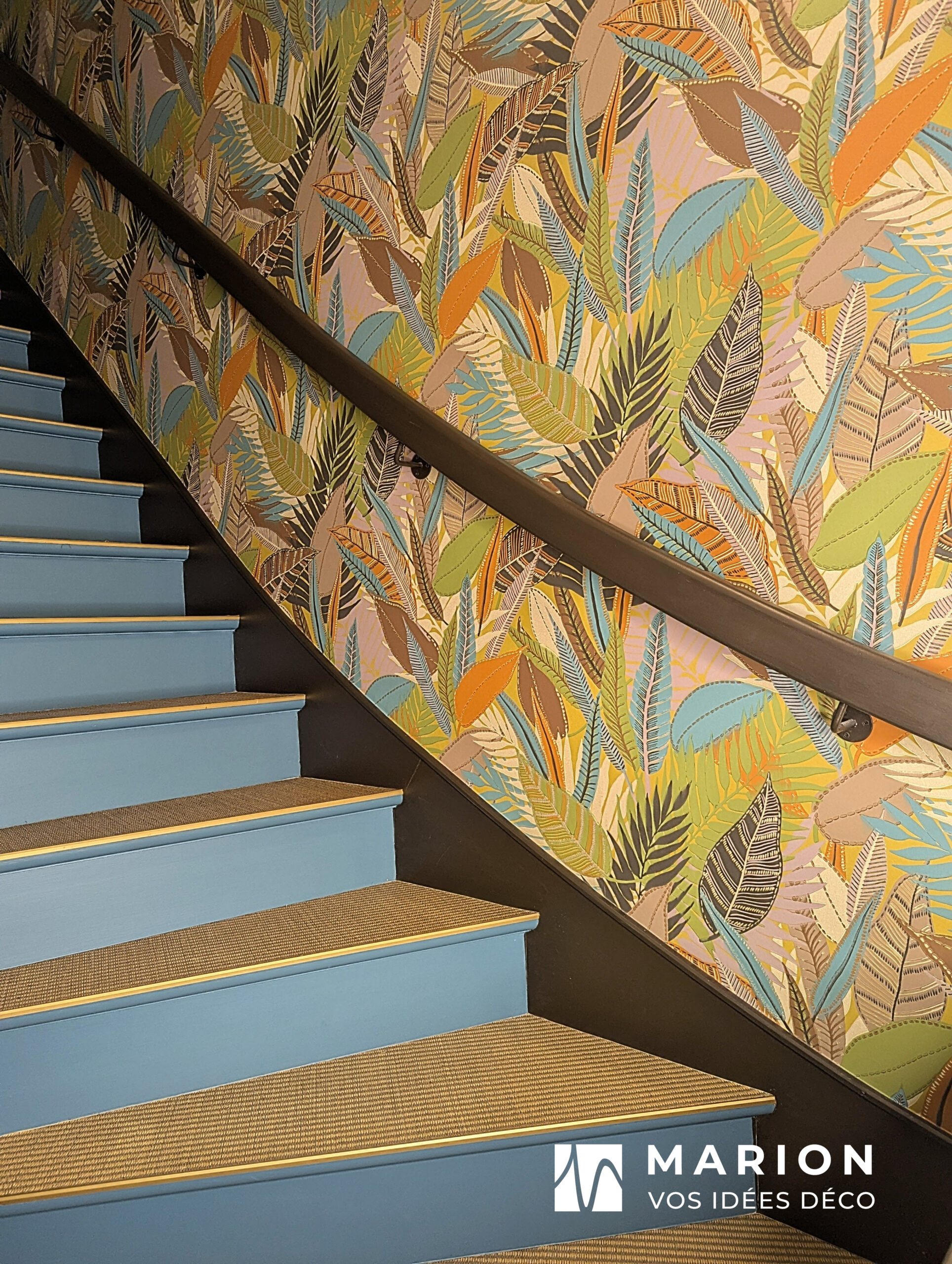 papier peint cage escalier Mur de rangement placards blancs souligné par peinture beige dans pièce multifonction