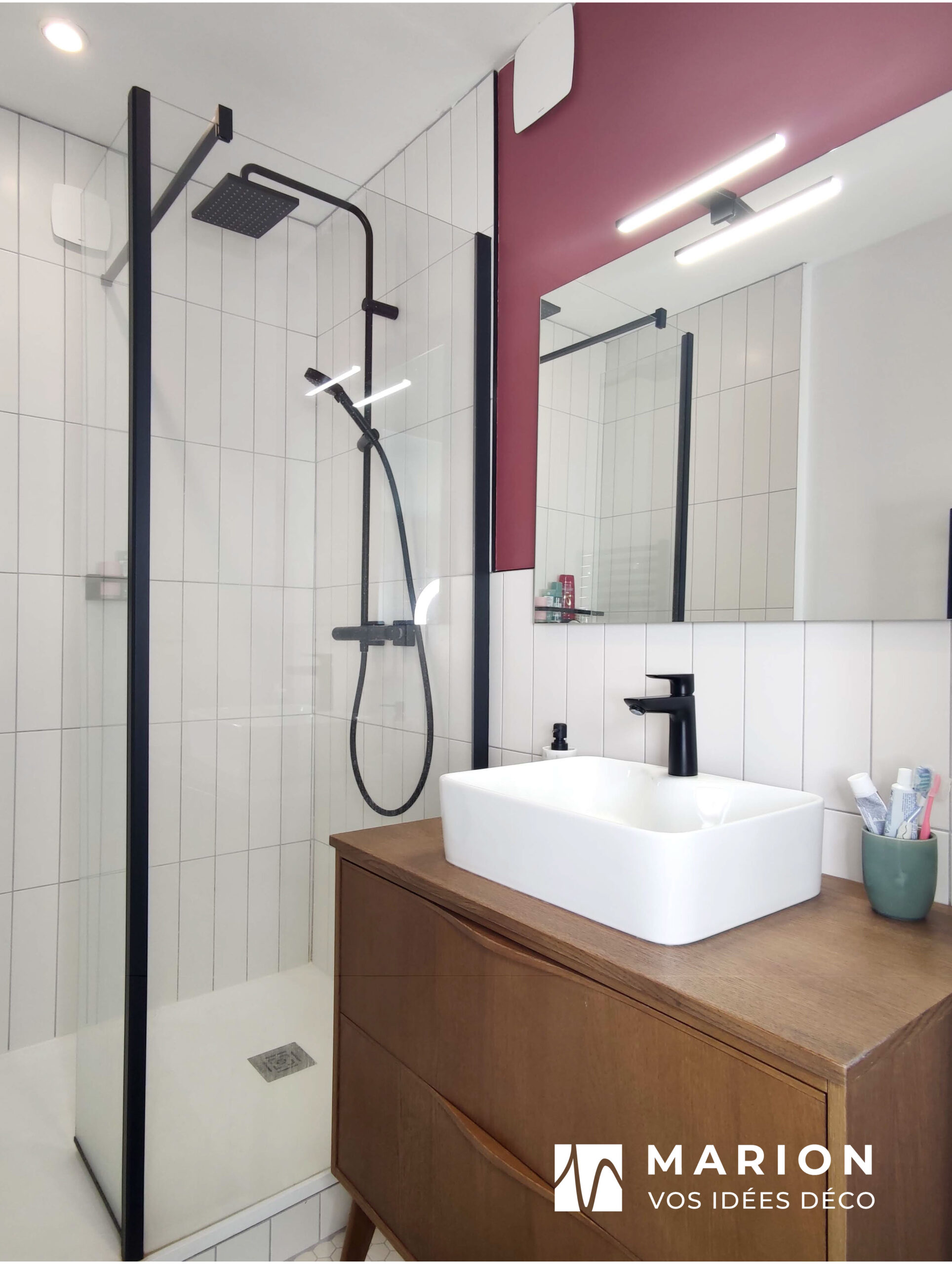 salle-de-bain-peinture-lie-de-vin-meuble-bois Décoration salle de bain avec peinture murale couleur Lie de Vin et meuble vasque bois