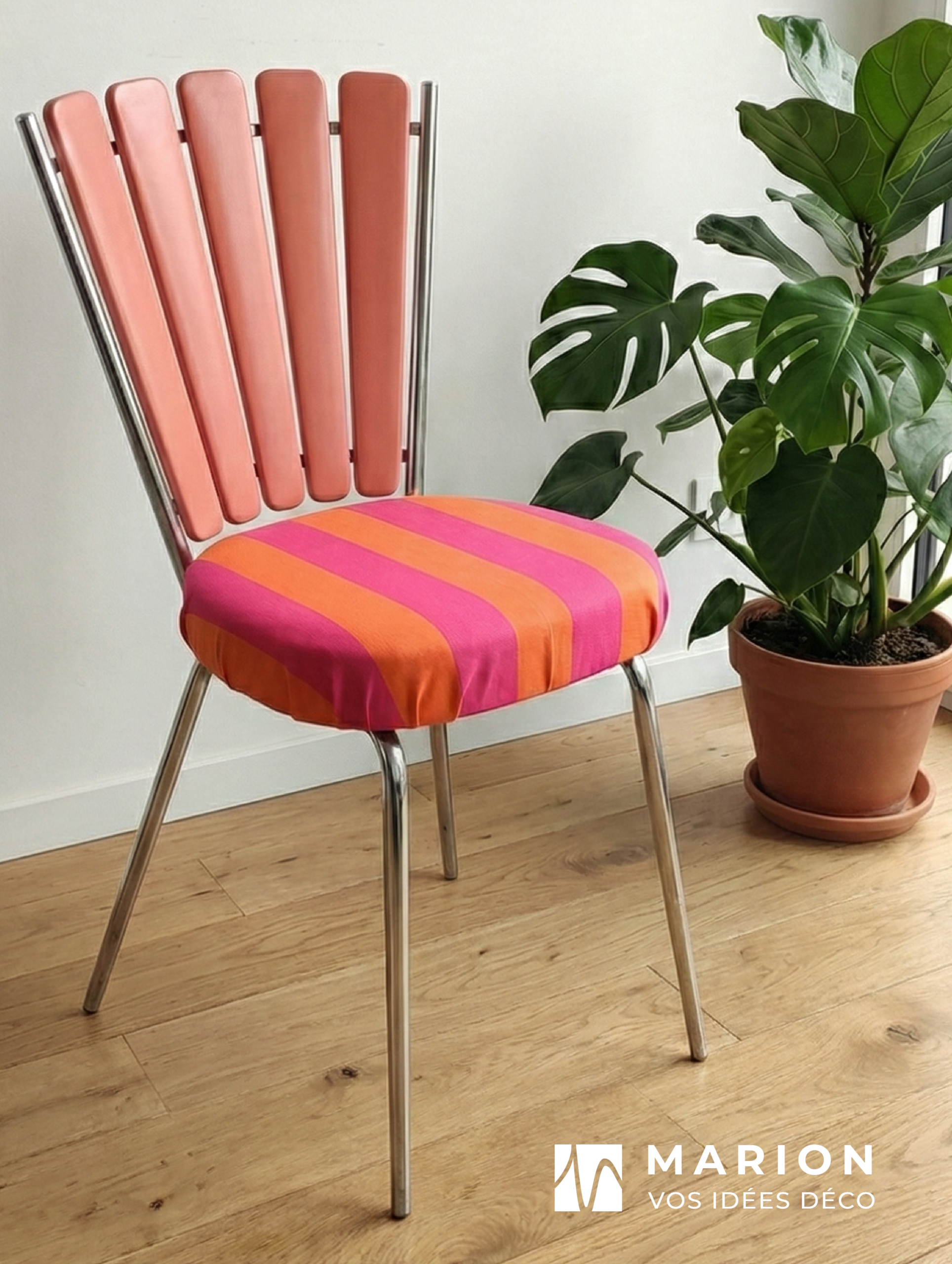 Chaise vintage relookée : dossier à lattes corail et assise en tissu rayures peps rose et orange. Un exemple de réalisation en atelier de relooking de petit meuble.